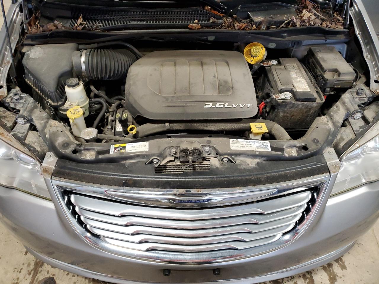 2016 Chrysler Town & Country - Image 12