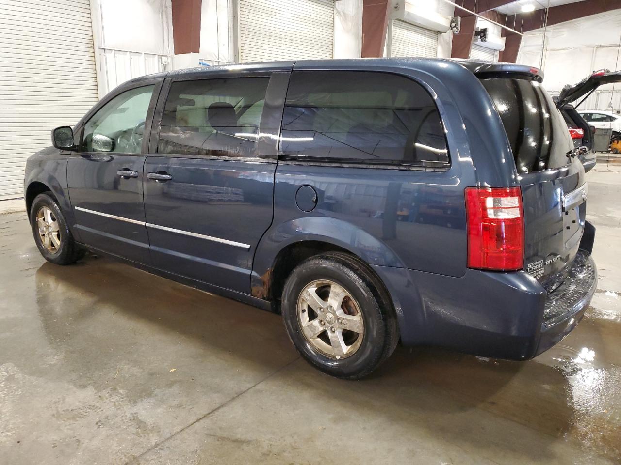 2008 Dodge Caravan - Image 2