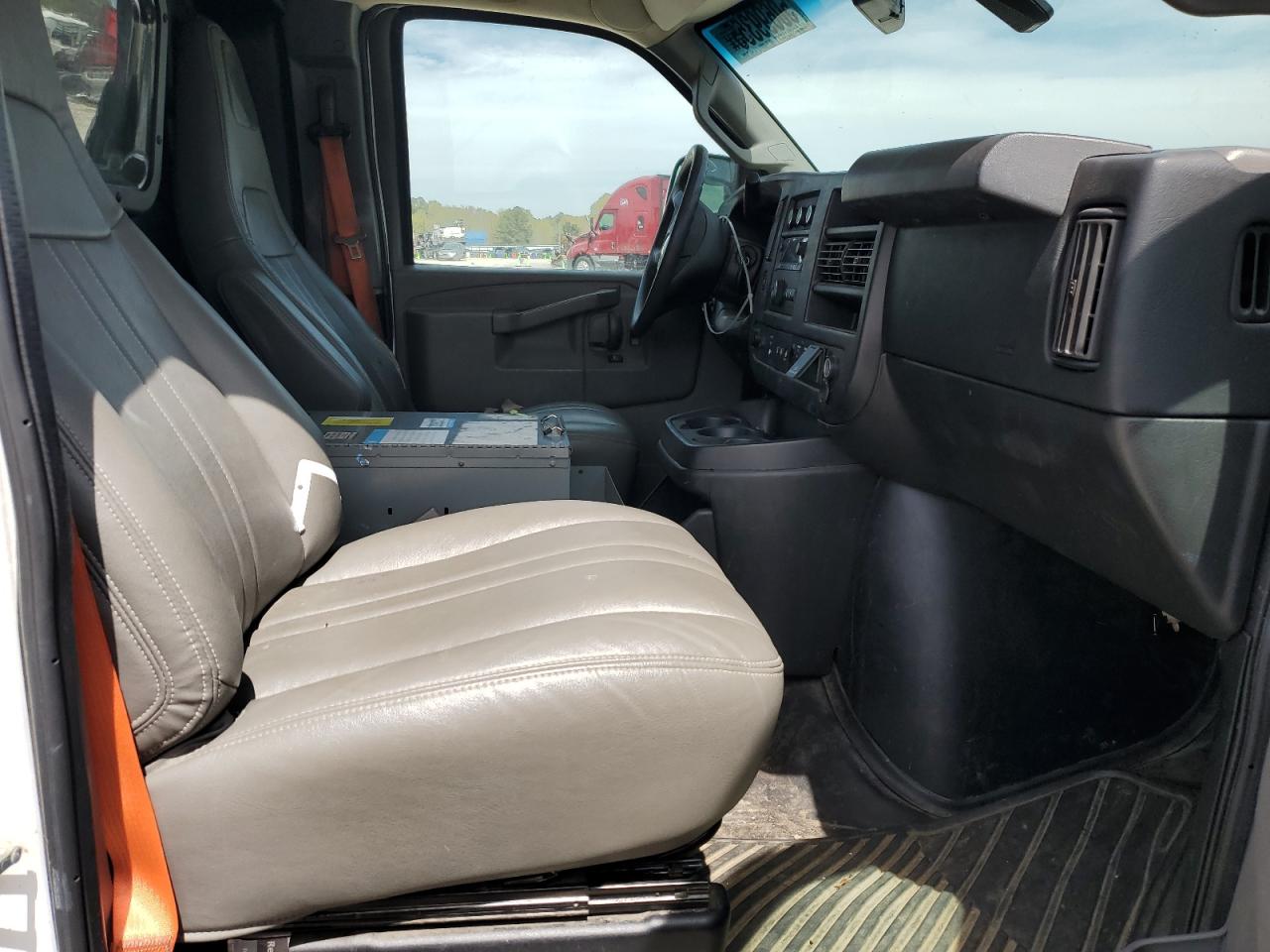 2018 Chevrolet Express G2500 VIN: 1GCWGAFP1J1199510 Lot: 50699355