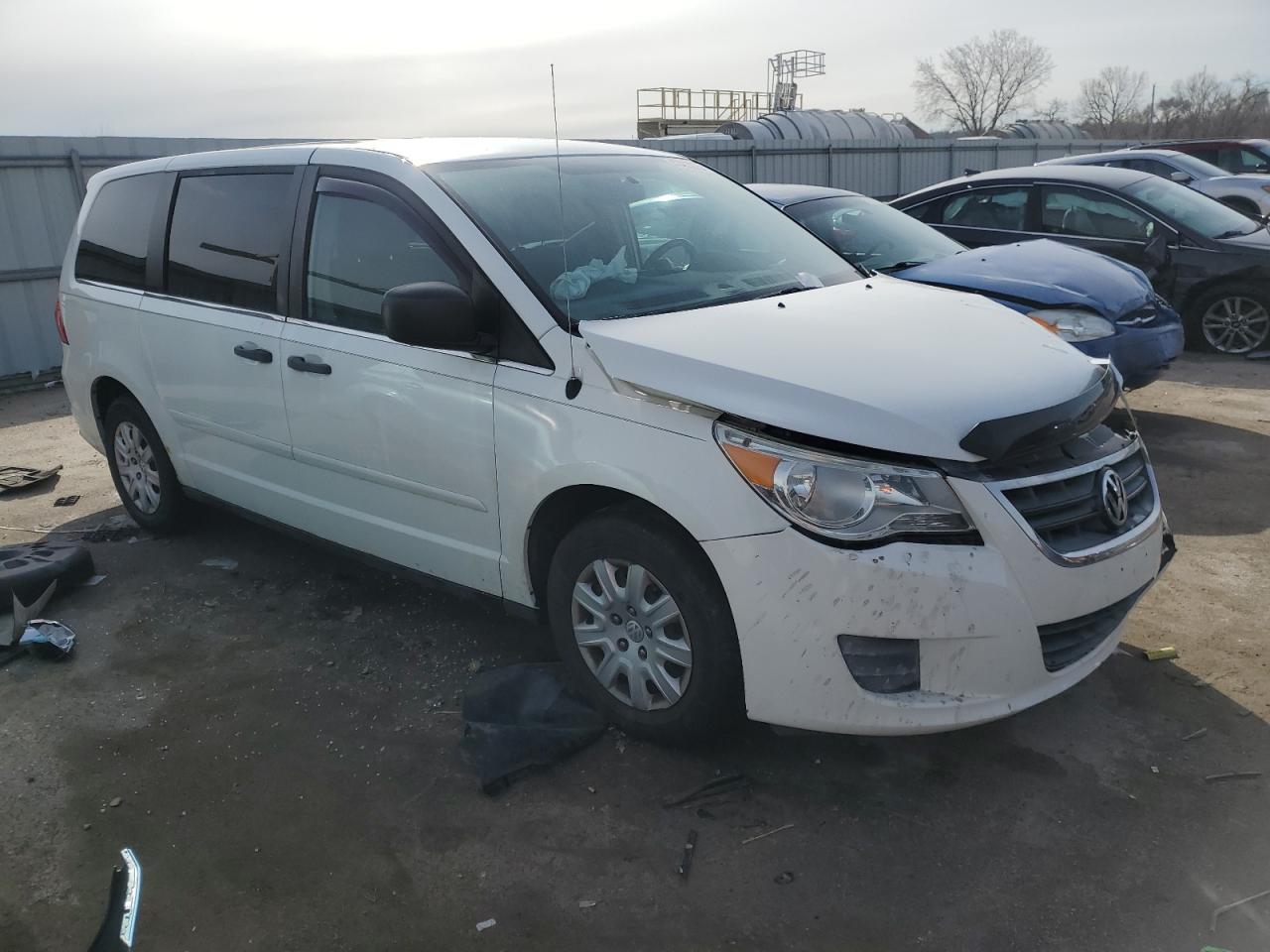 2011 Volkswagen Routan - Image 4