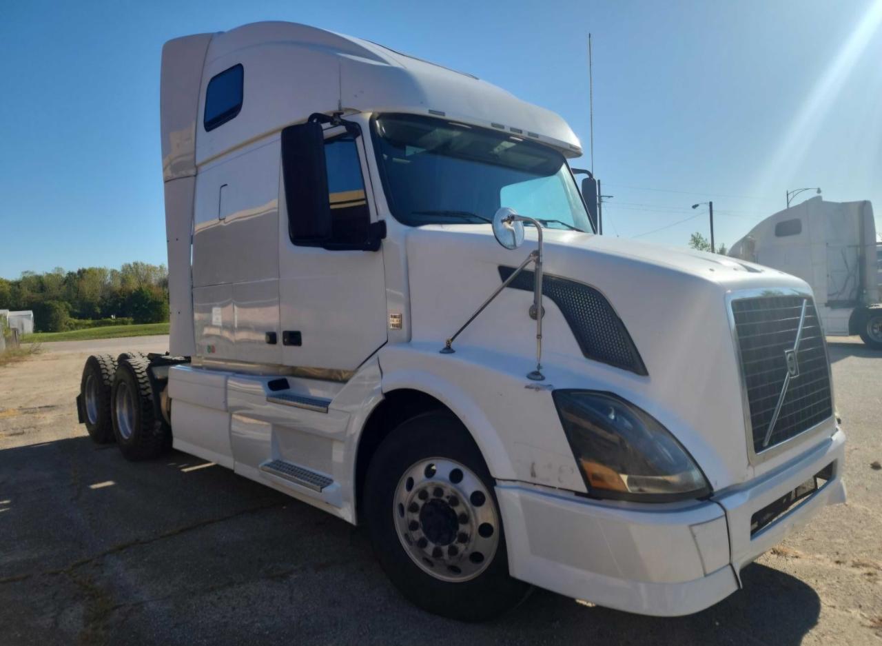 VIN: 4V4NC9EG1CN551024 VOLVO VN 2012 WHITE Photo 1