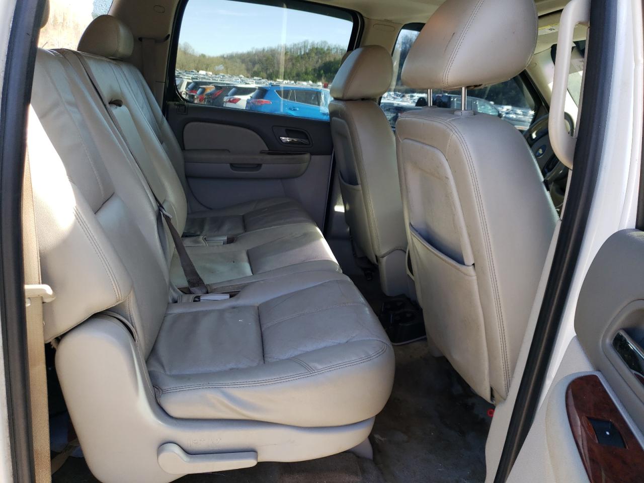 2010 Chevrolet Suburban - Image 11