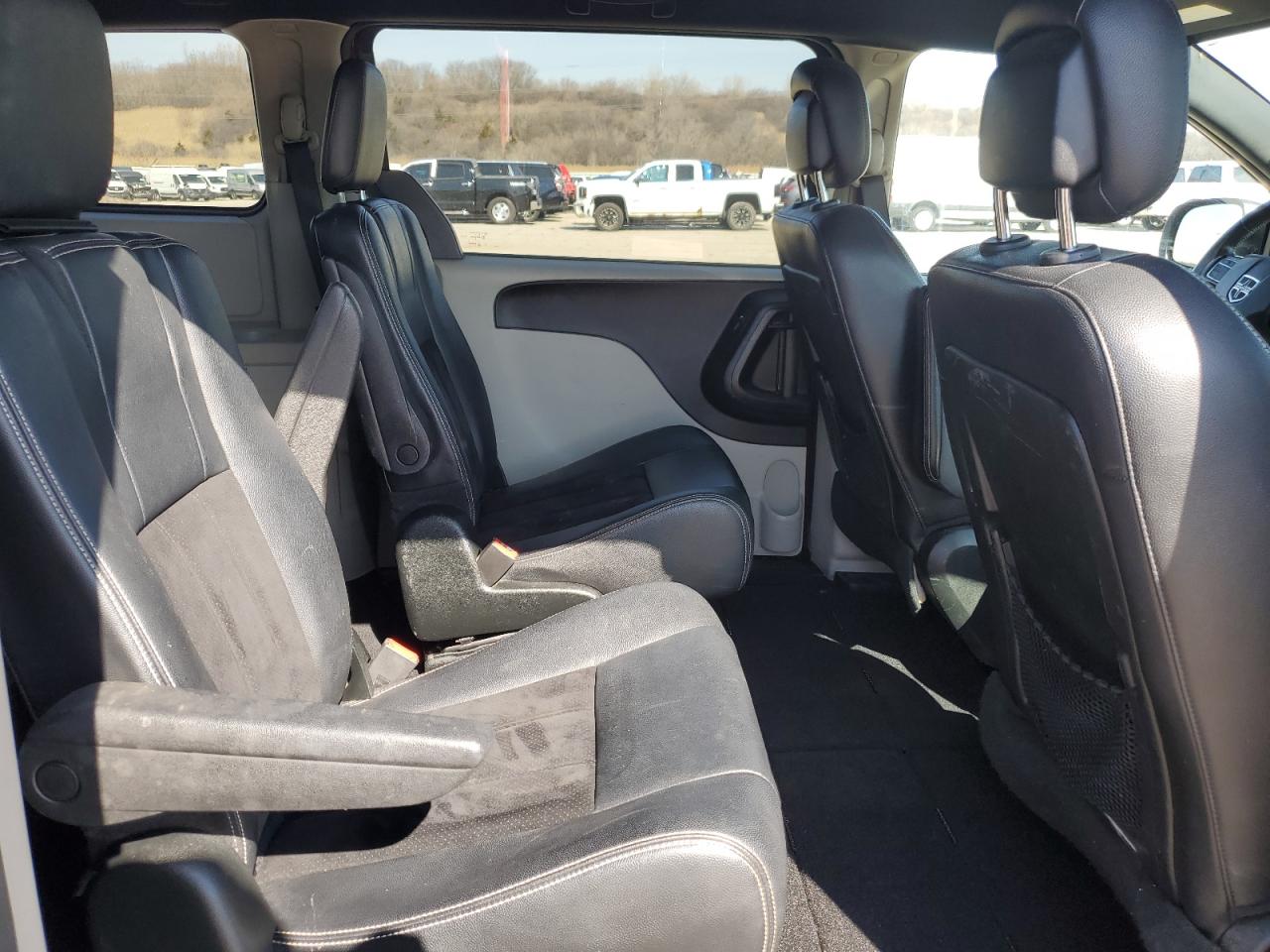 2017 Dodge Caravan - Image 11