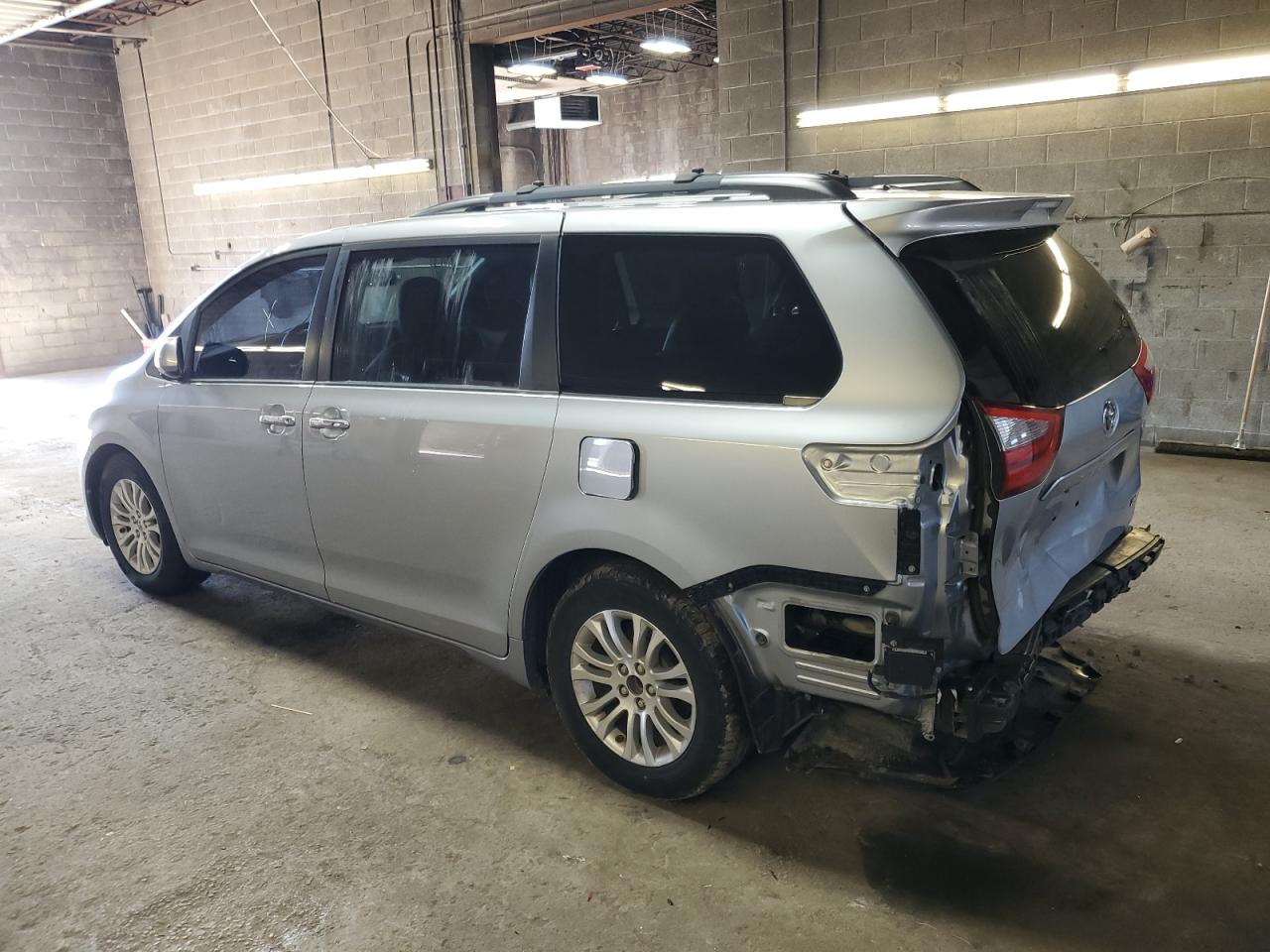 2015 Toyota Sienna - Image 2