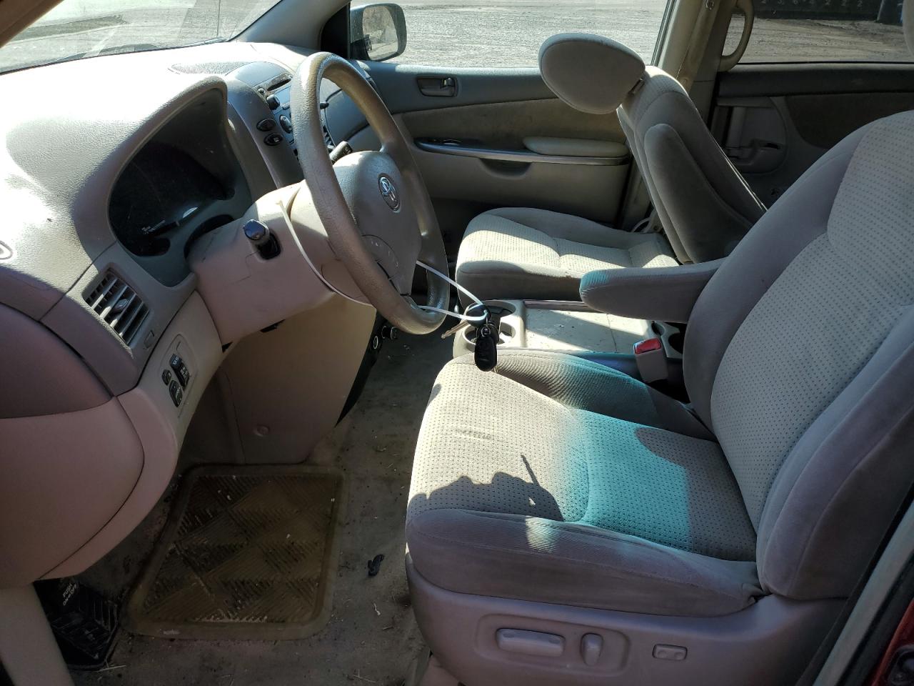 2010 Toyota Sienna - Image 7
