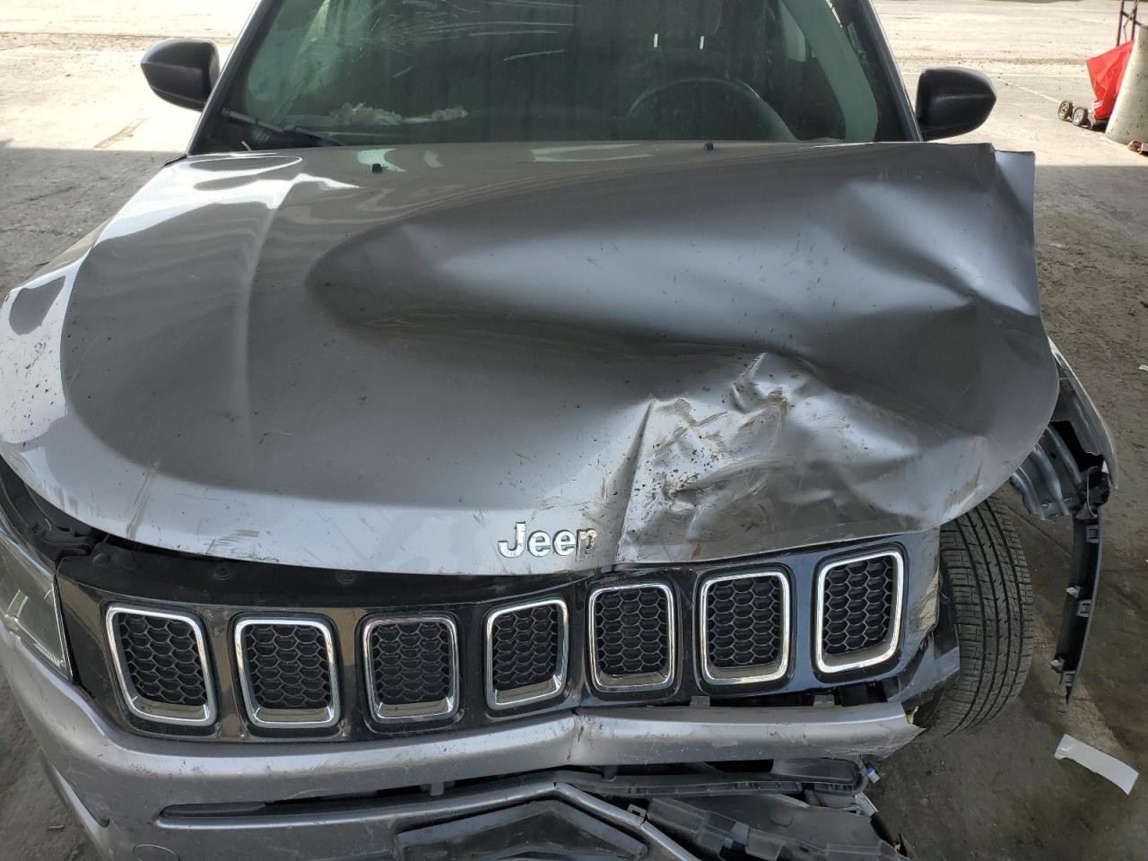 2018 Jeep Compass - Image 13