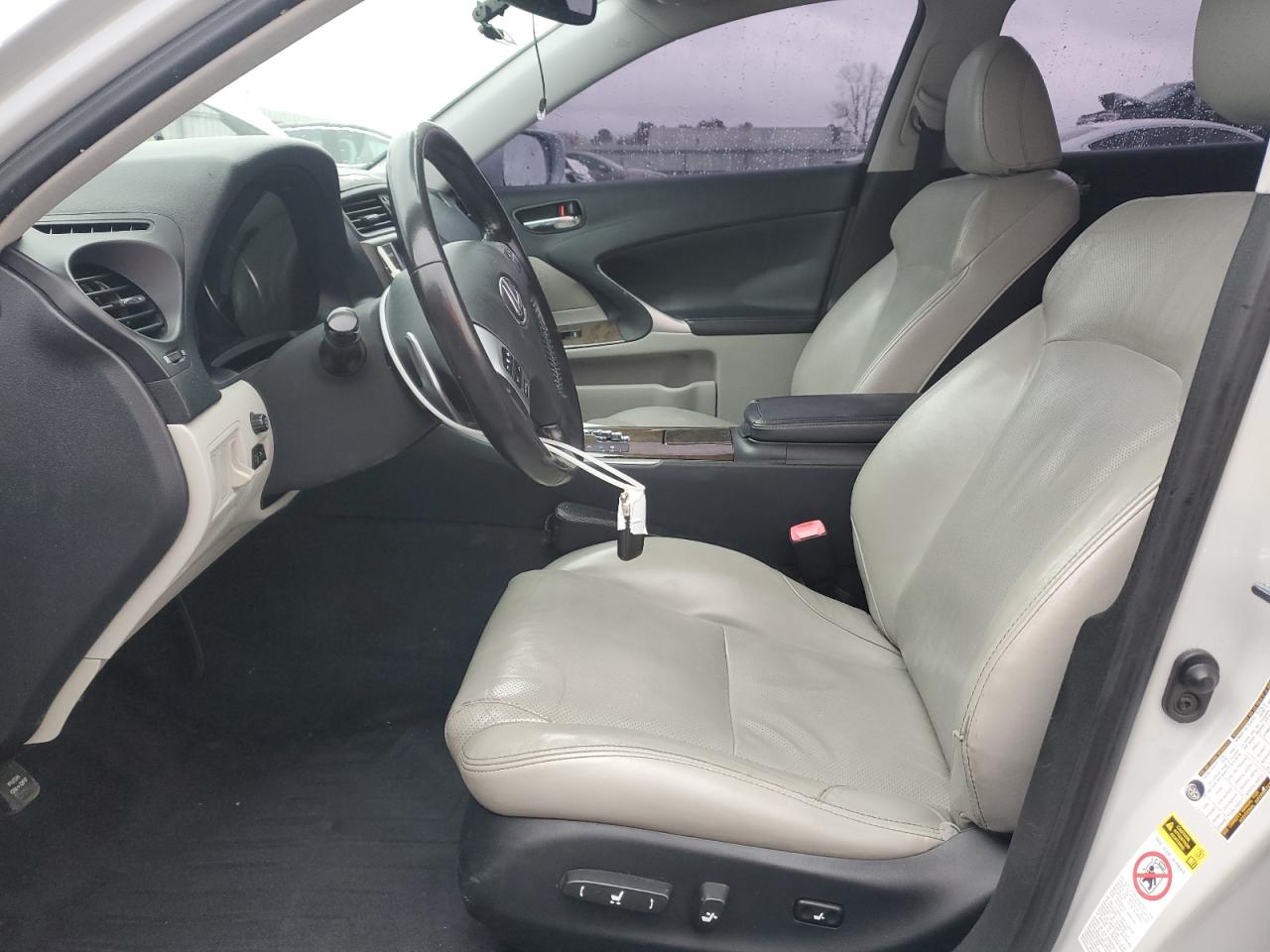 2011 Lexus IS - Image 7