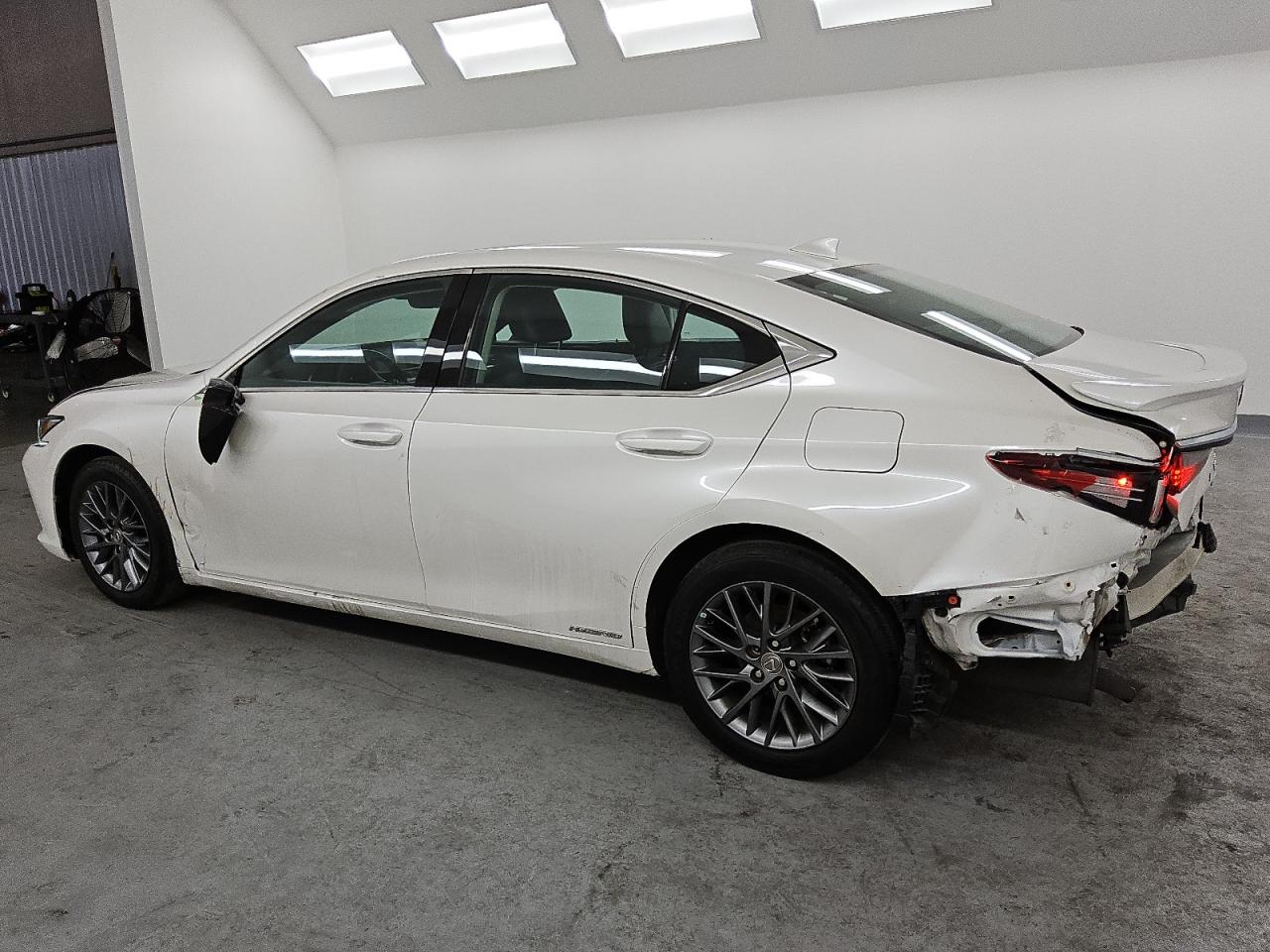 2021 Lexus ES - Image 2