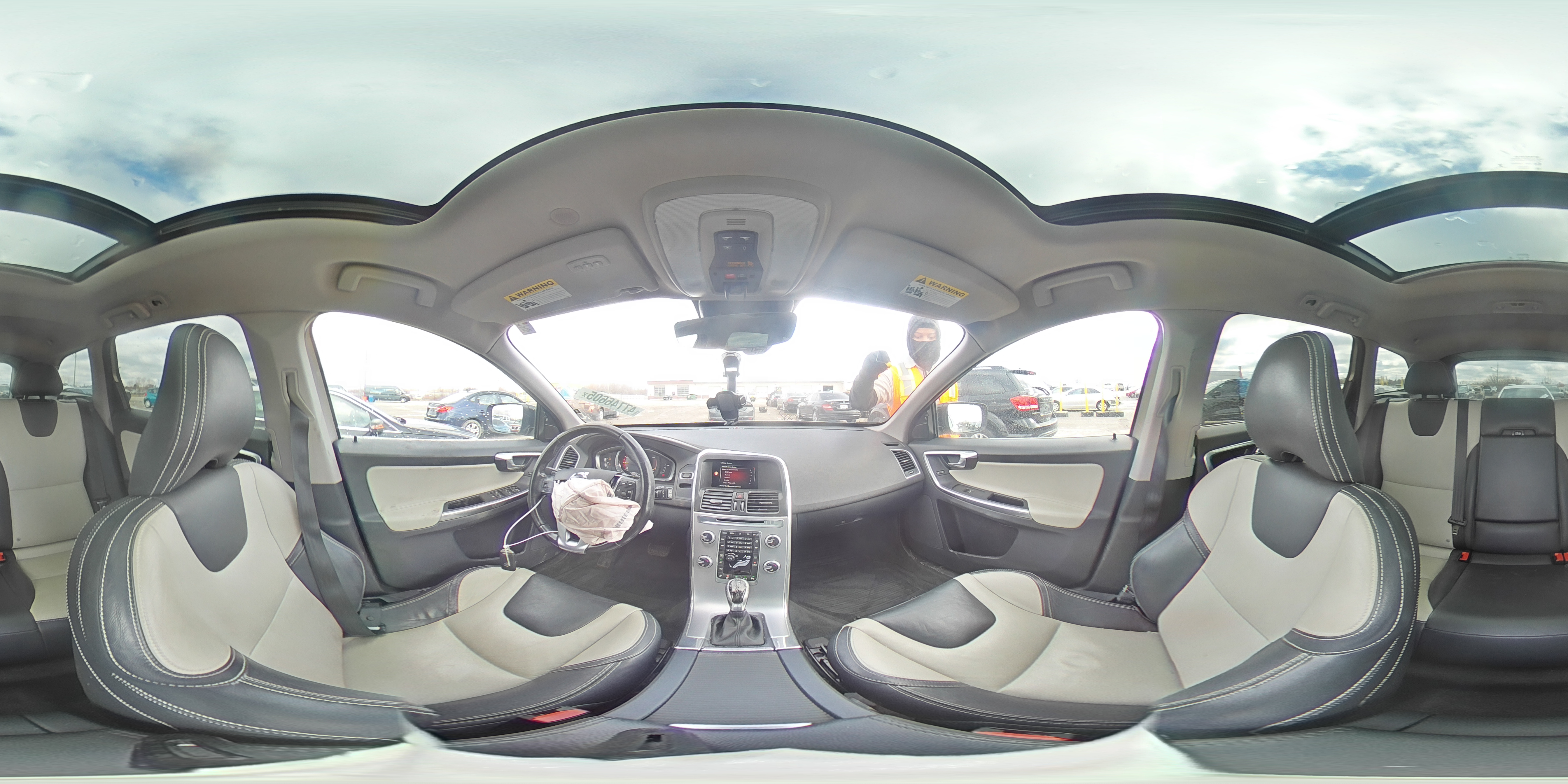 2017 Volvo XC60 - Image 13
