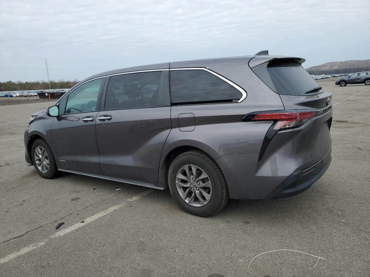 2021 Toyota Sienna - Image 2