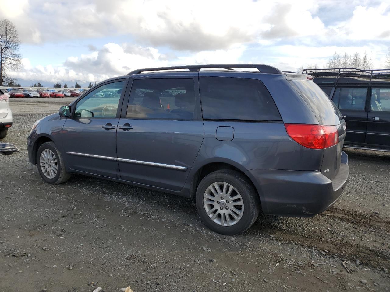 2010 Toyota Sienna - Image 2
