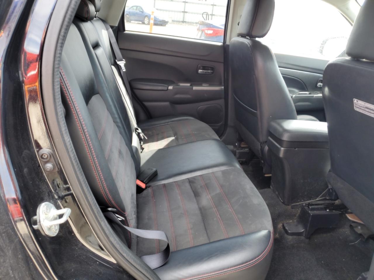 2018 Mitsubishi Outlander - Image 11
