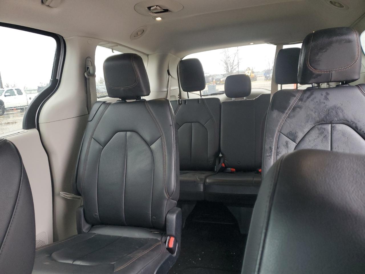 2017 Chrysler Pacifica - Image 10