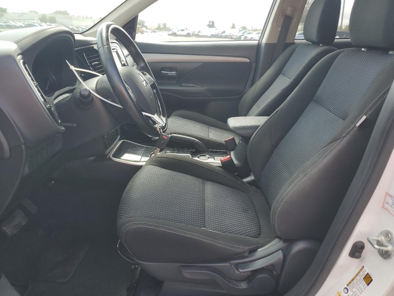 2017 Mitsubishi Outlander - Image 7