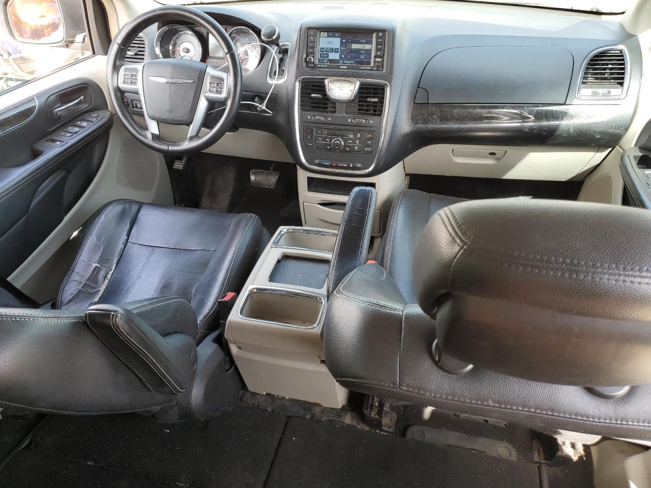 2011 Chrysler Town & Country - Image 8
