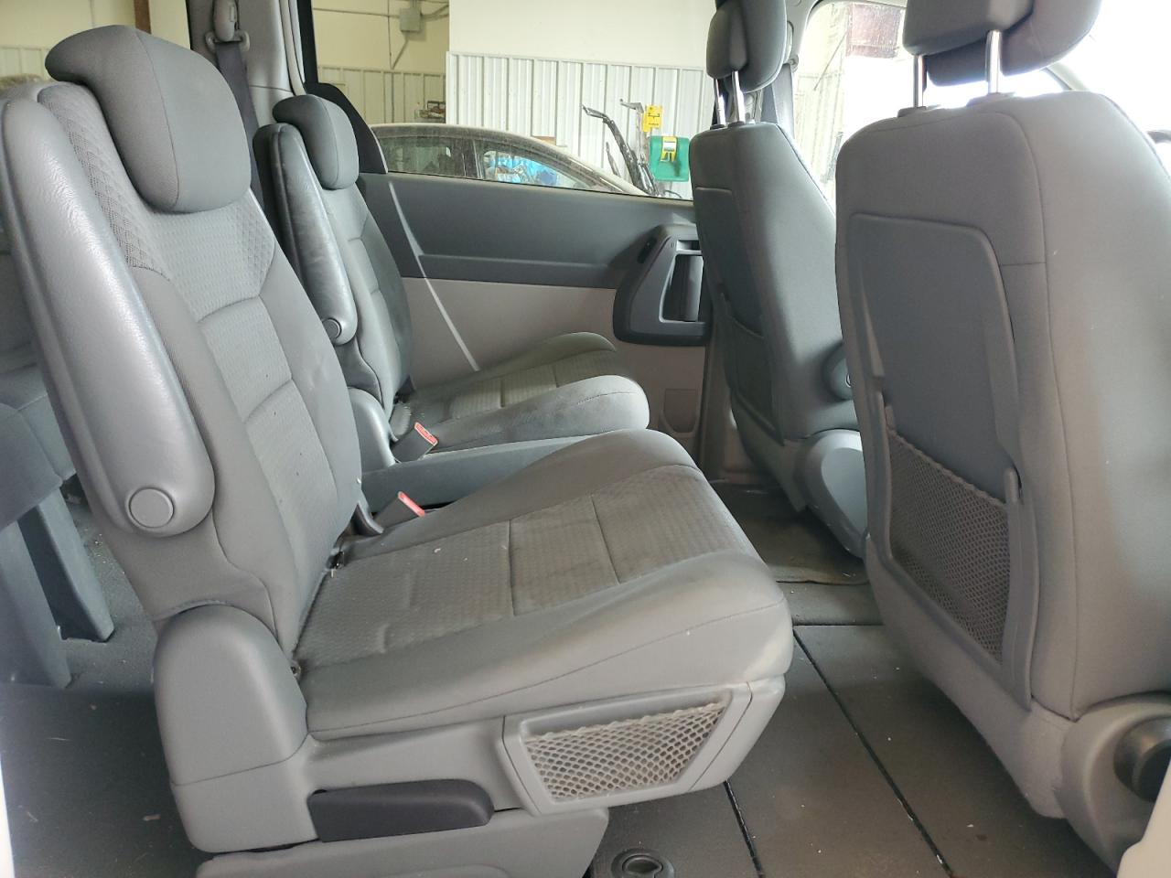 2010 Chrysler Town & Country - Image 11
