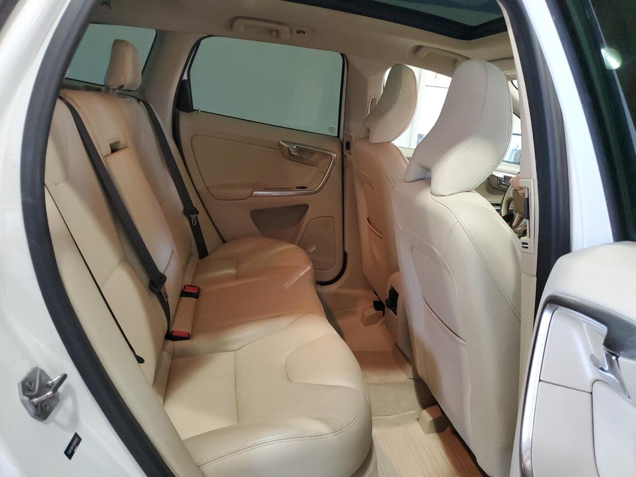 2016 Volvo XC60 - Image 11