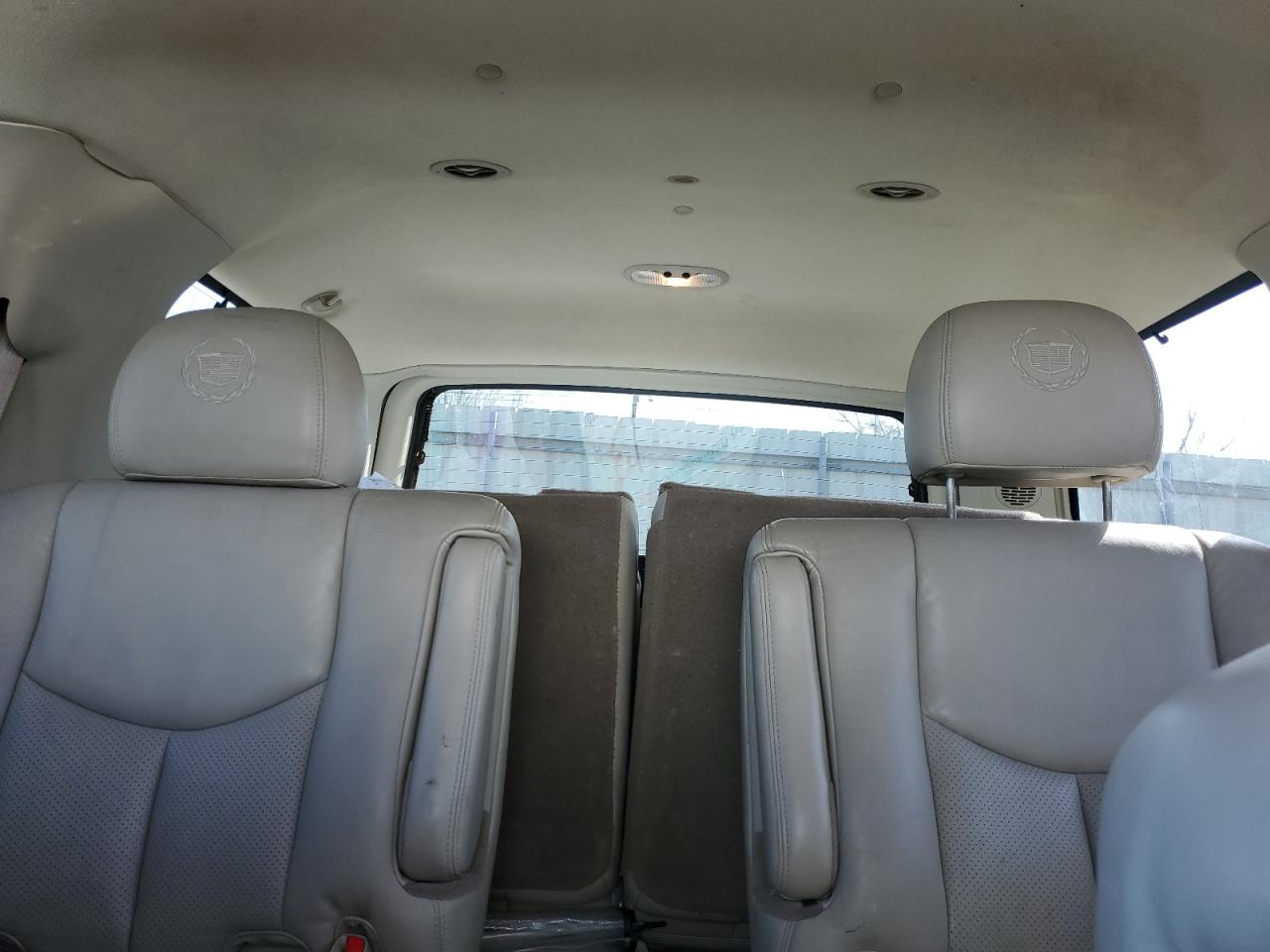 2005 Cadillac Escalade - Image 10