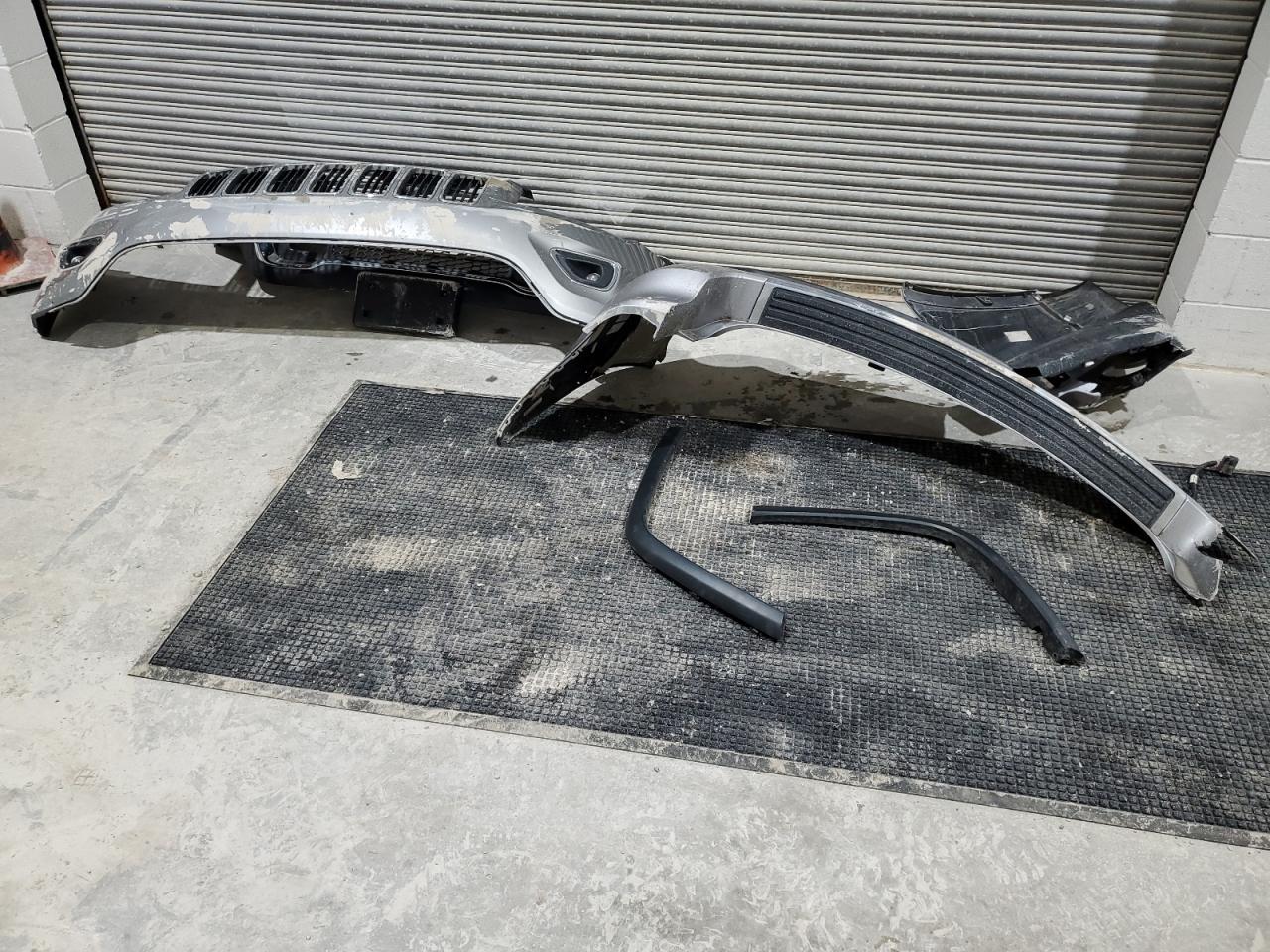 2015 Jeep Grand Cherokee - Image 13