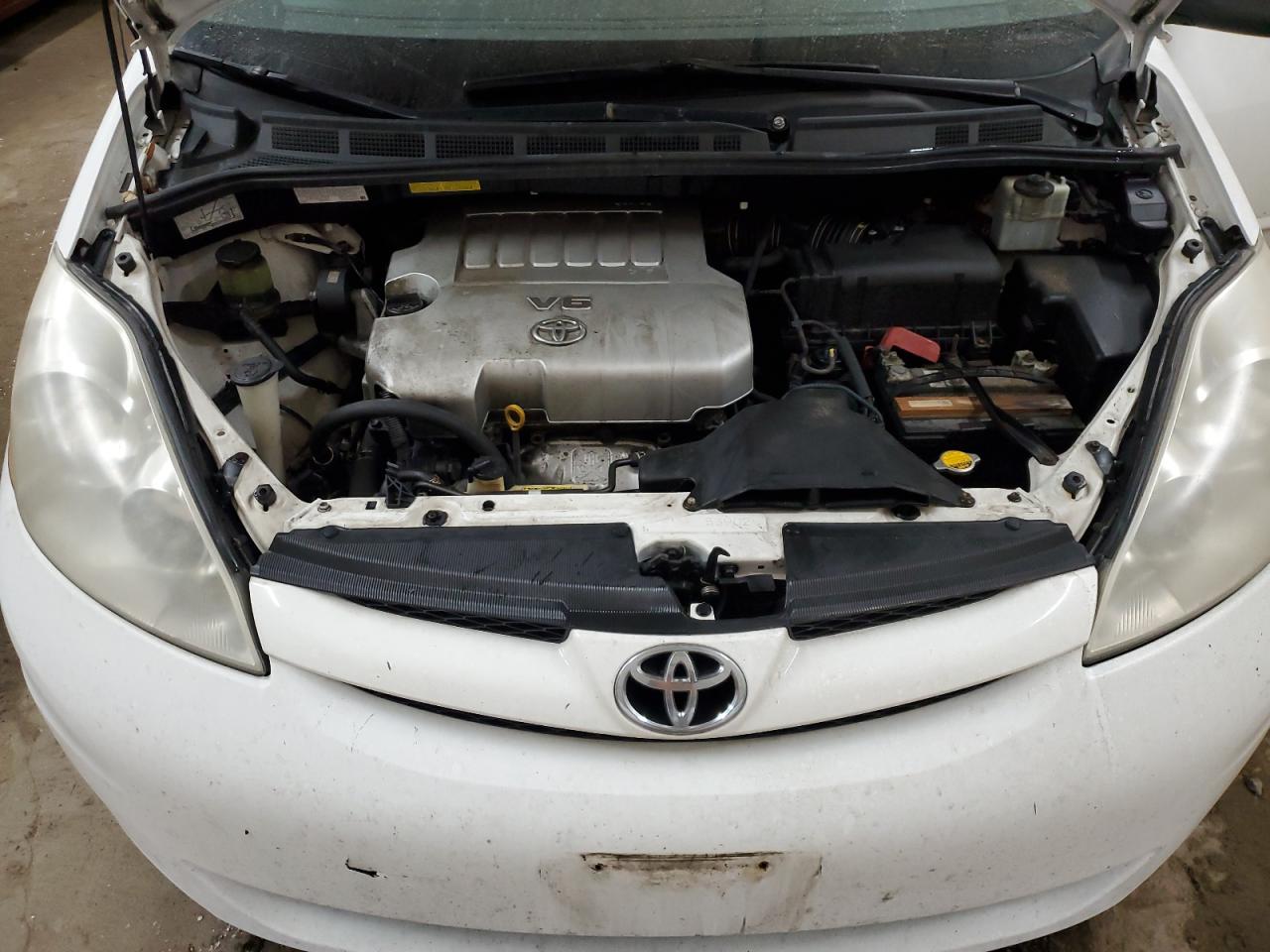 2009 Toyota Sienna - Image 12