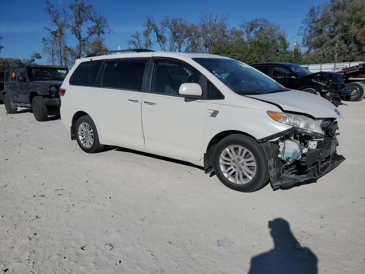 2017 Toyota Sienna - Image 4