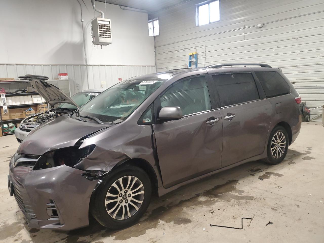 2019 Toyota Sienna Xle for Sale in Des Moines, IA - All Over