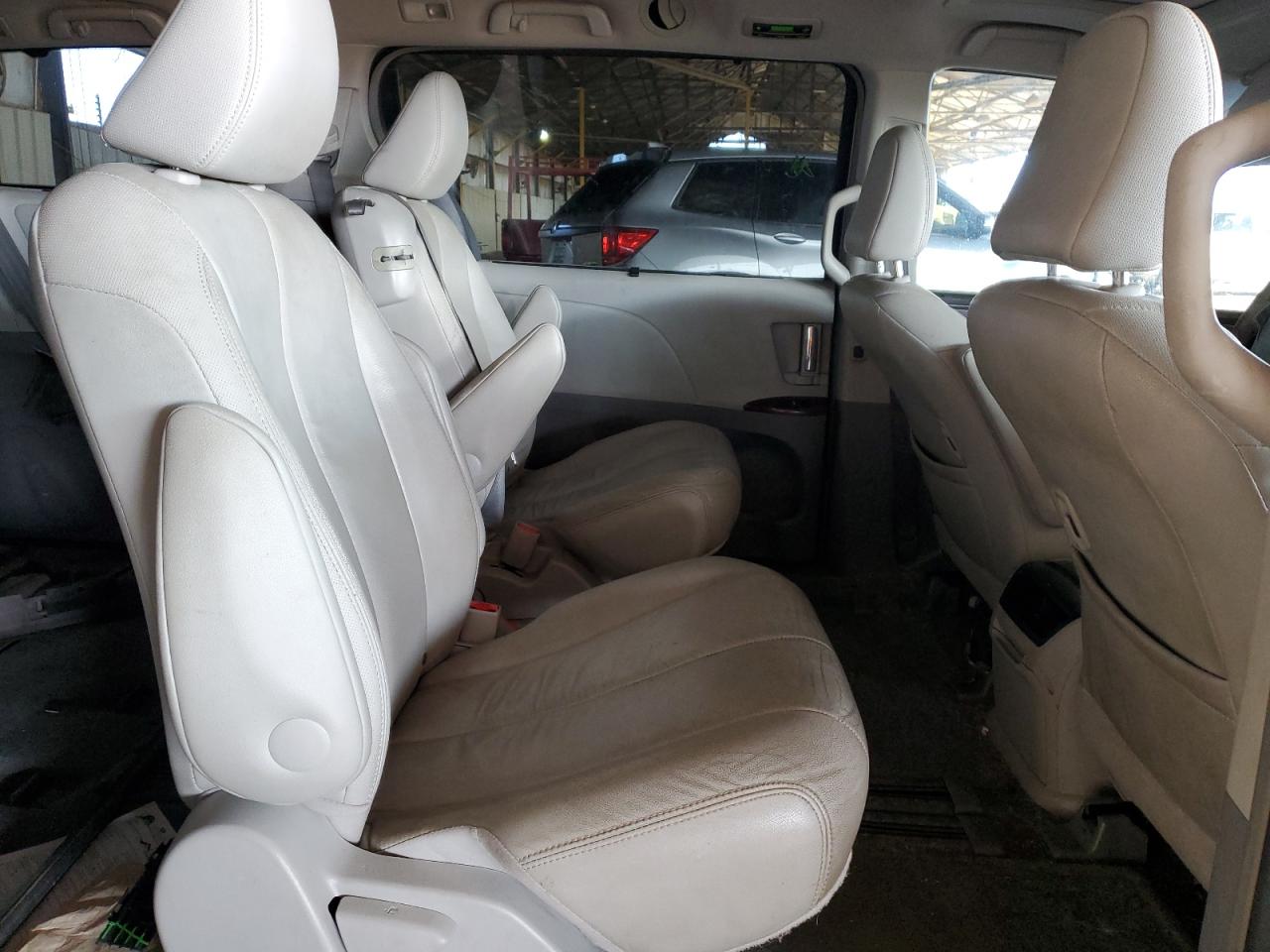 2014 Toyota Sienna - Image 11