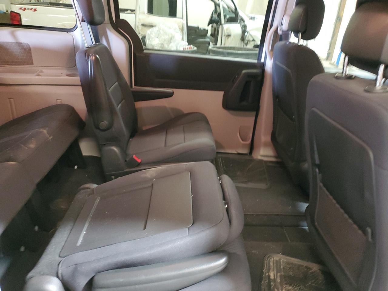 2010 Dodge Caravan - Image 11