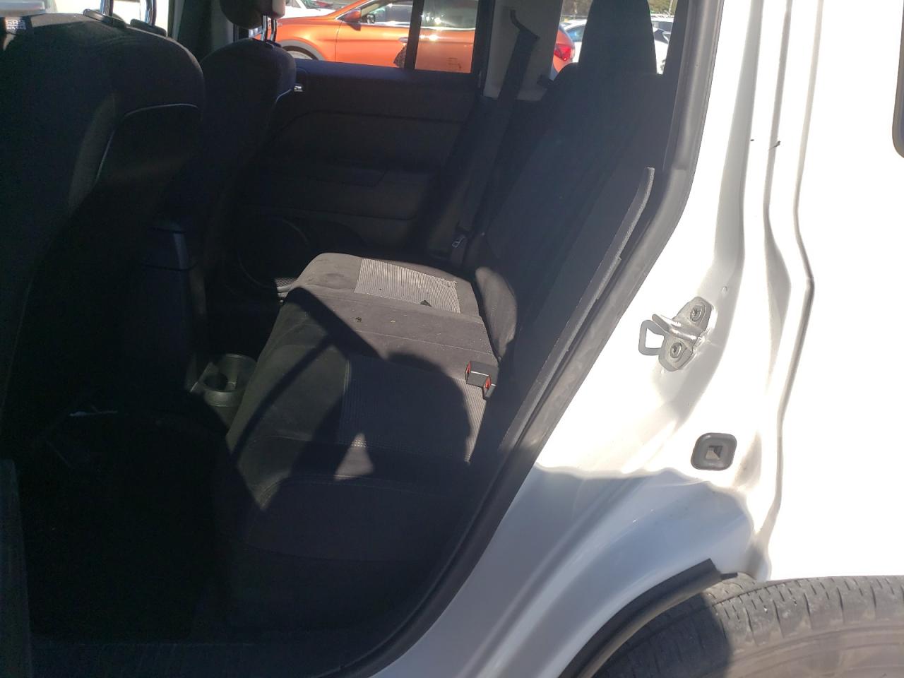 2015 Jeep Liberty (Patriot) - Image 12