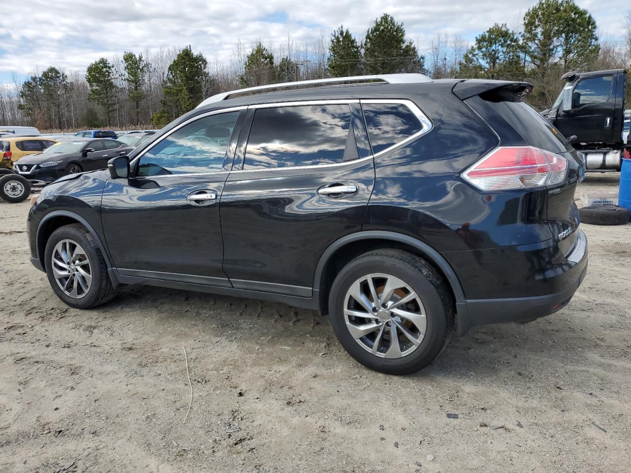 2015 Nissan Rogue - Image 2