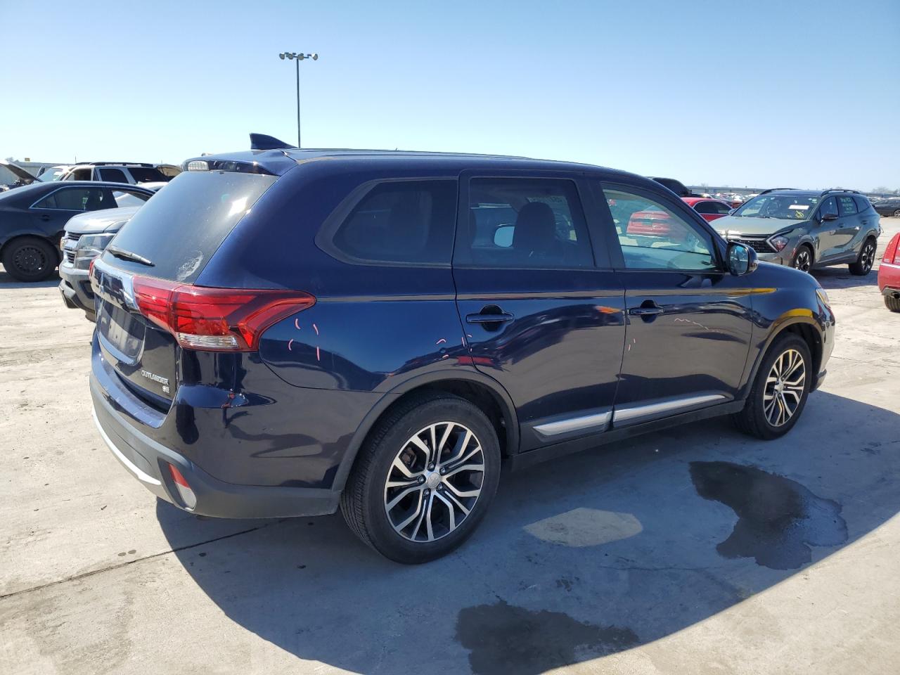 2018 Mitsubishi Outlander - Image 3