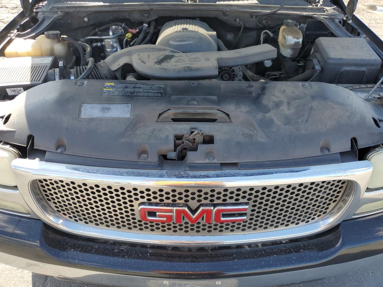 2004 GMC Yukon - Image 12