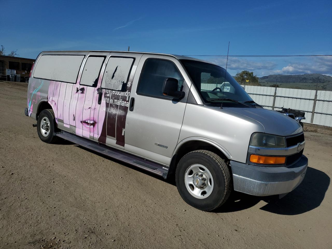 2005 Chevrolet Express - Image 4