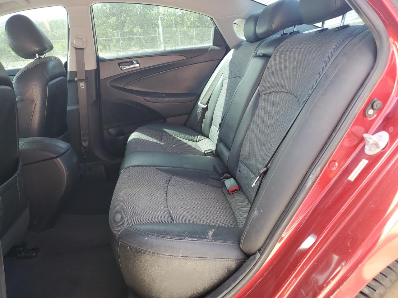 2011 Hyundai Sonata - Image 10