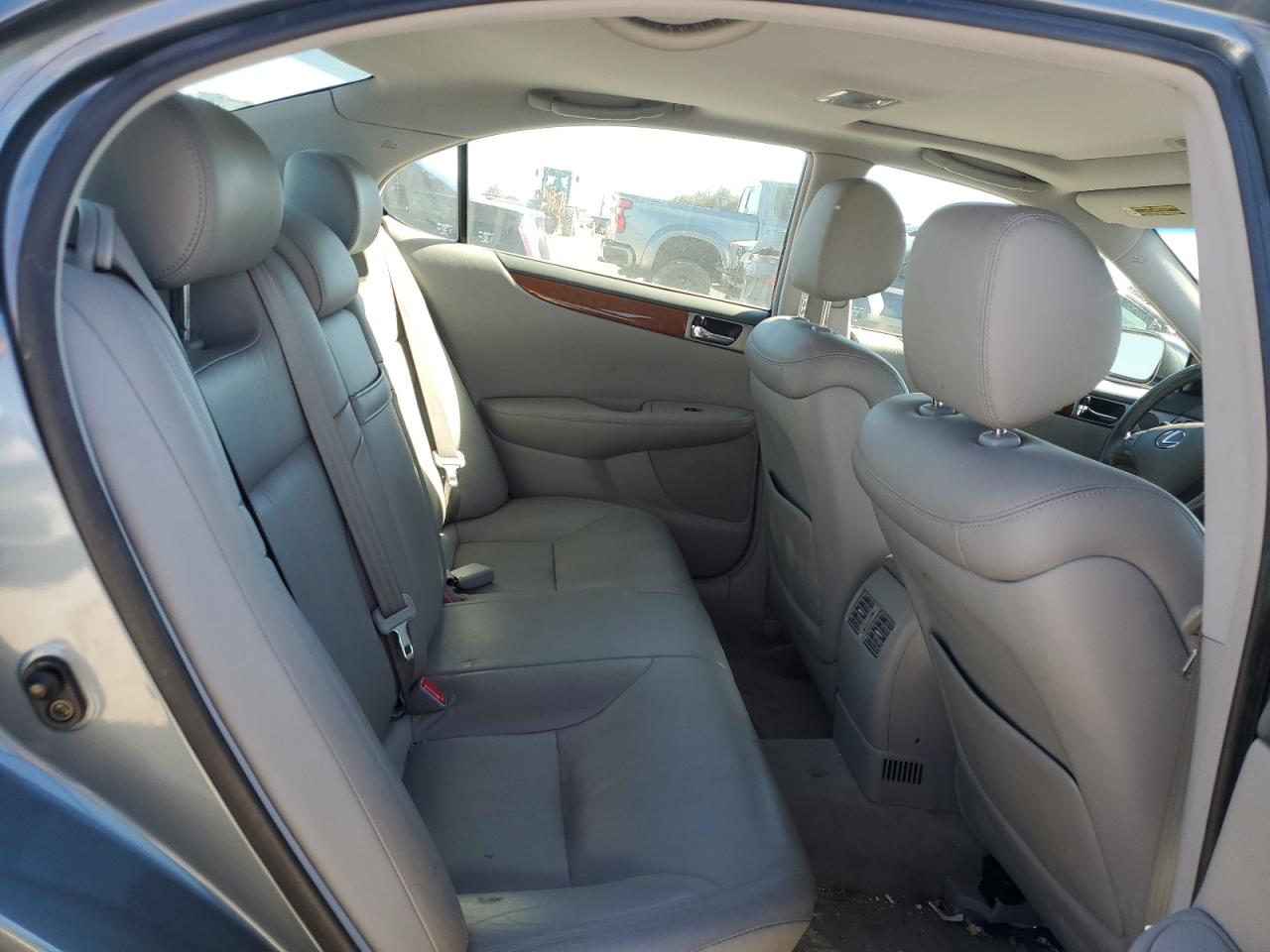 2005 Lexus ES - Image 10