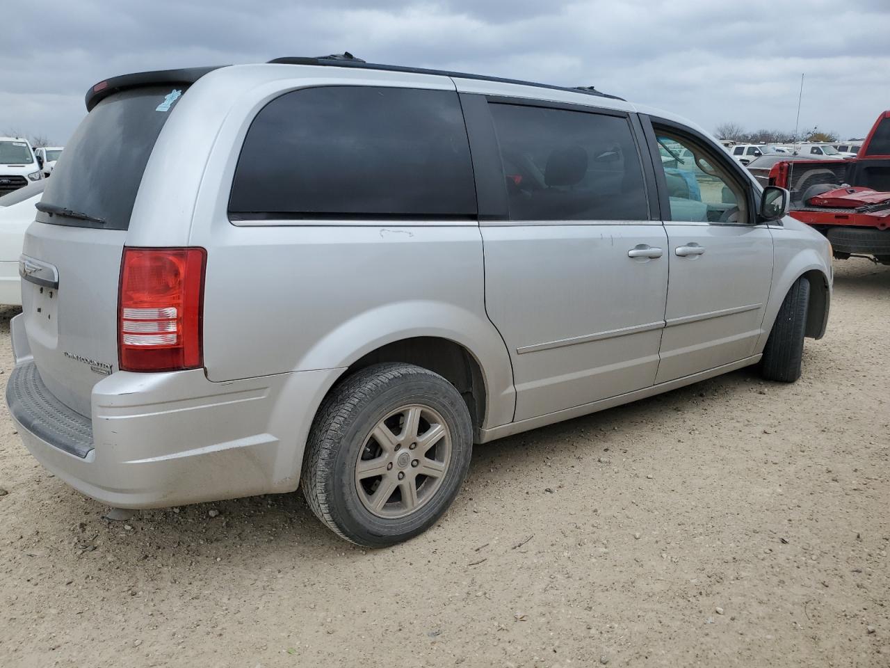 2009 Chrysler Town & Country - Image 3