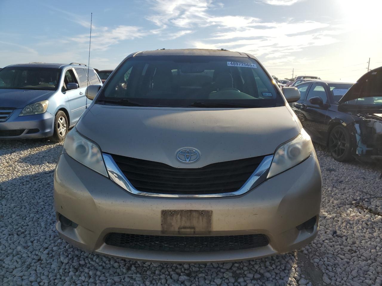 2011 Toyota Sienna - Image 5