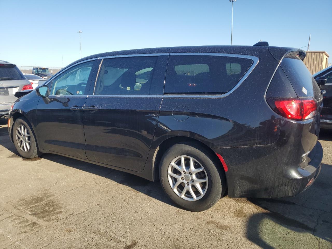 2017 Chrysler Pacifica - Image 2