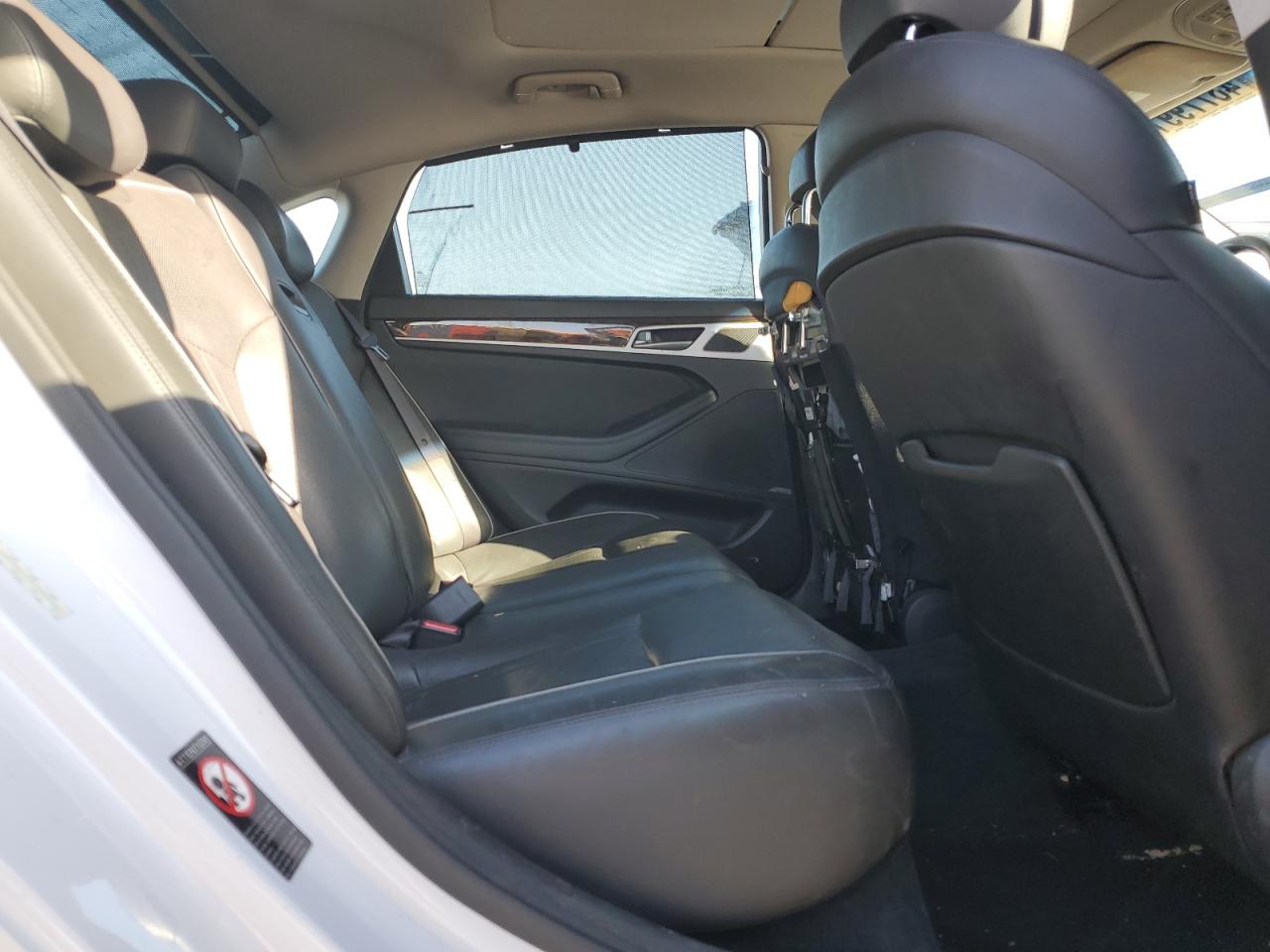 2015 Hyundai Genesis - Image 10