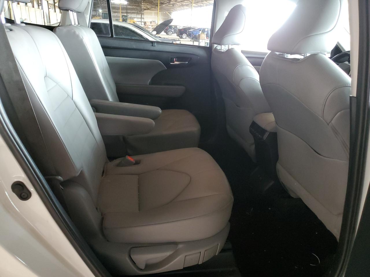 2020 Toyota Highlander - Image 10