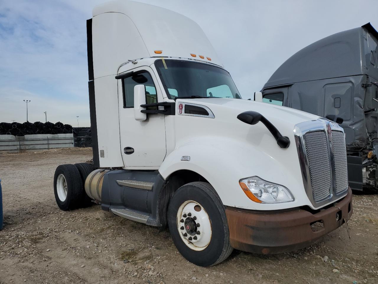2016 Kenworth T680 Semi Truck იყიდება Farr West-ში, UT - Normal Wear