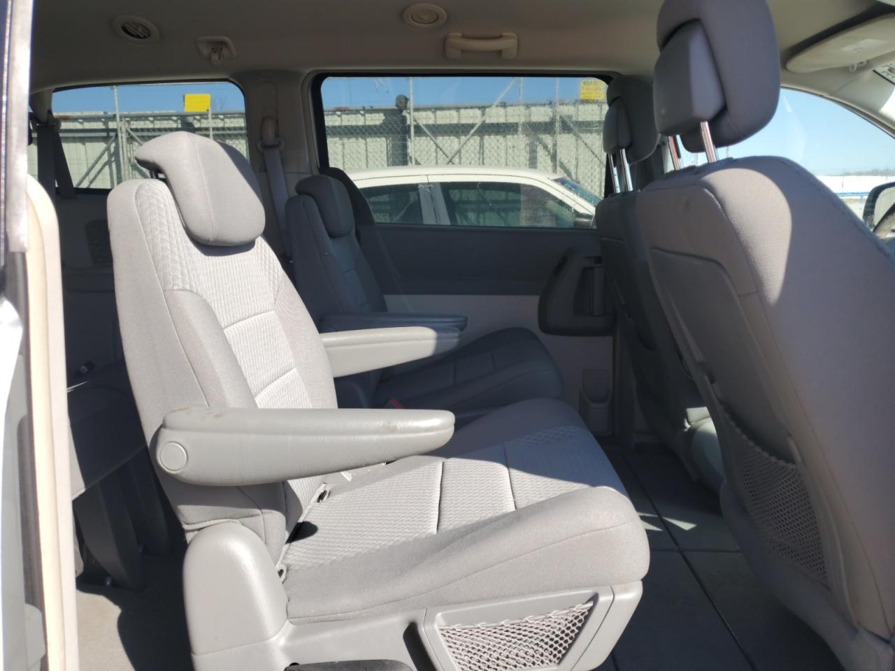2010 Chrysler Town & Country - Image 11