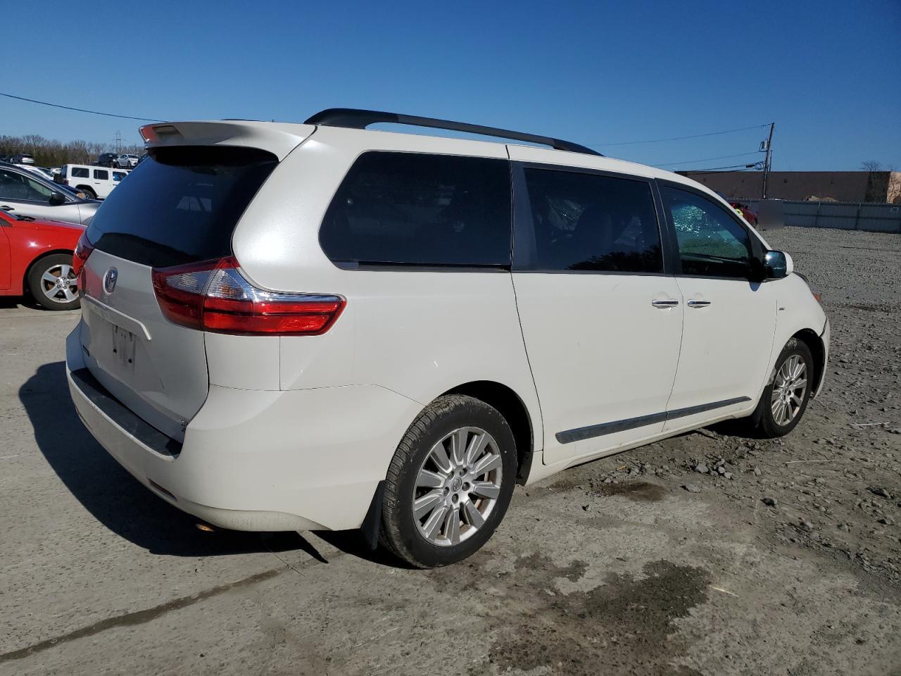 2017 Toyota Sienna - Image 3