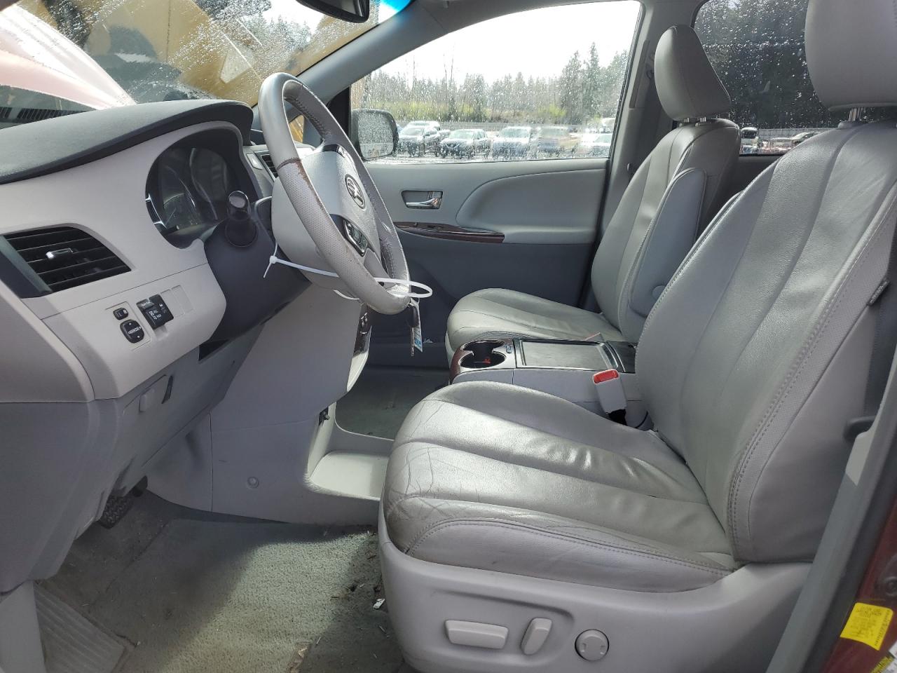 2012 Toyota Sienna - Image 7