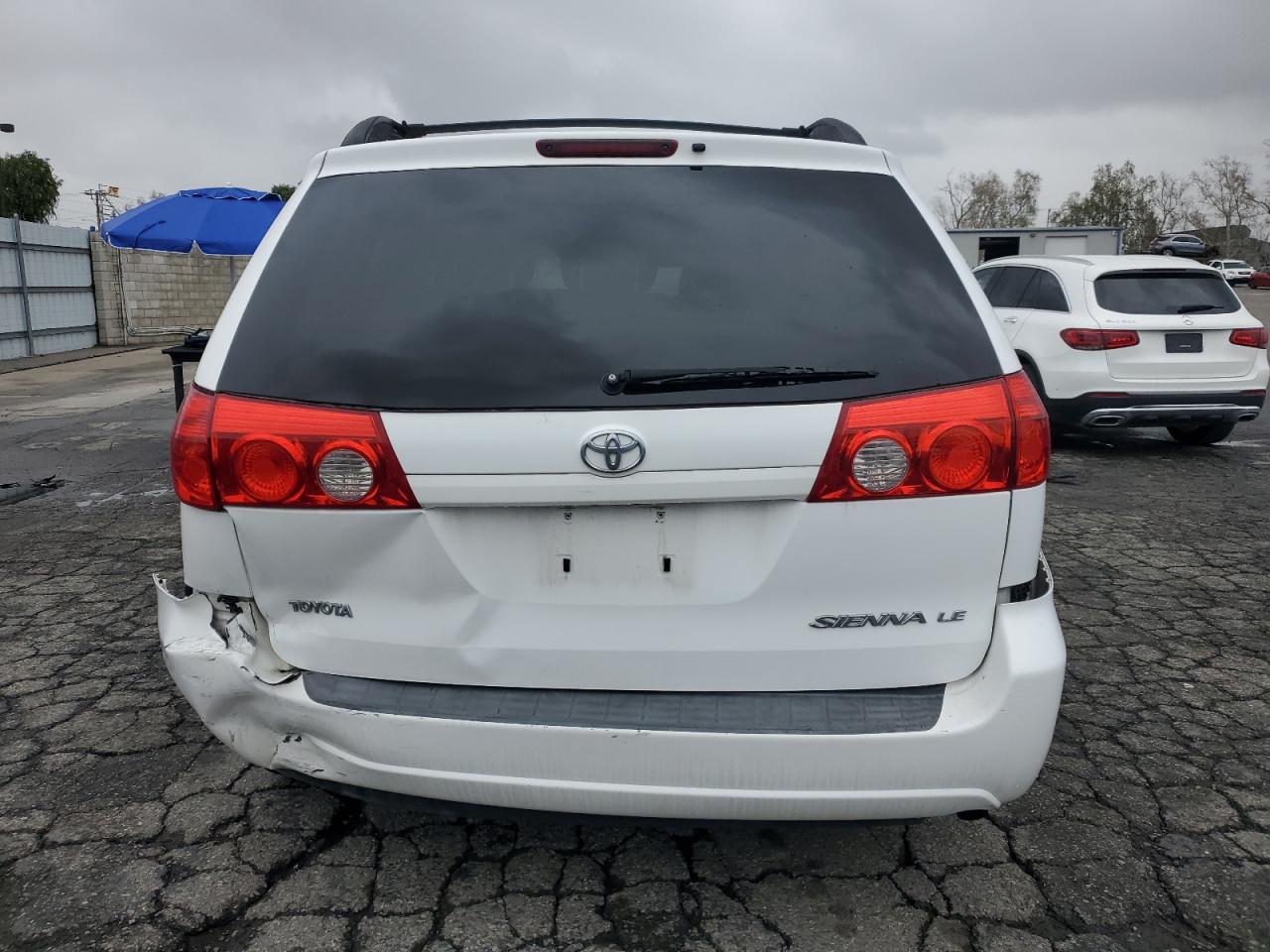 2010 Toyota Sienna - Image 6