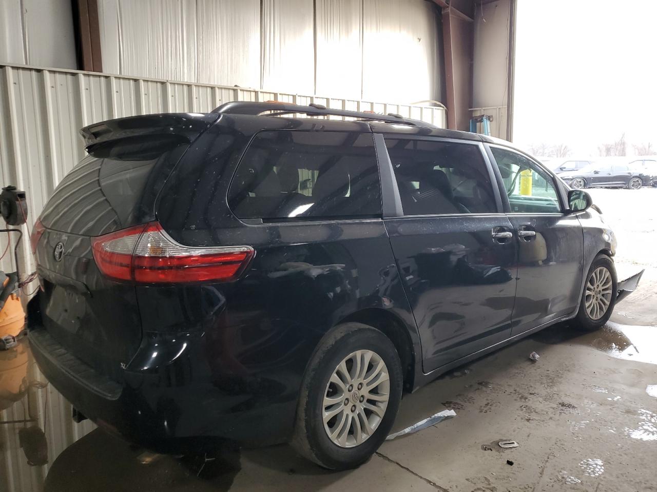 2016 Toyota Sienna - Image 3