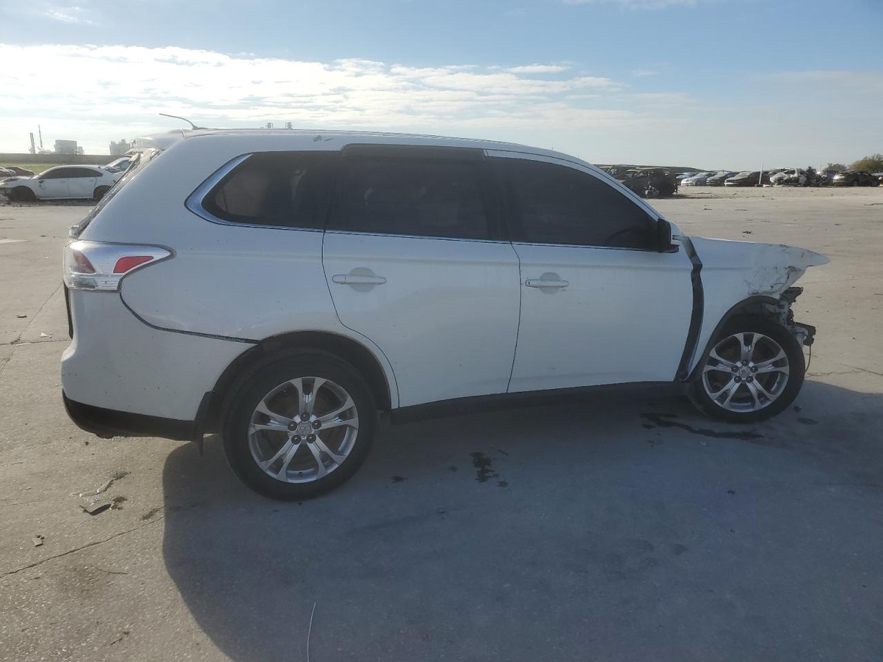2014 Mitsubishi Outlander - Image 3