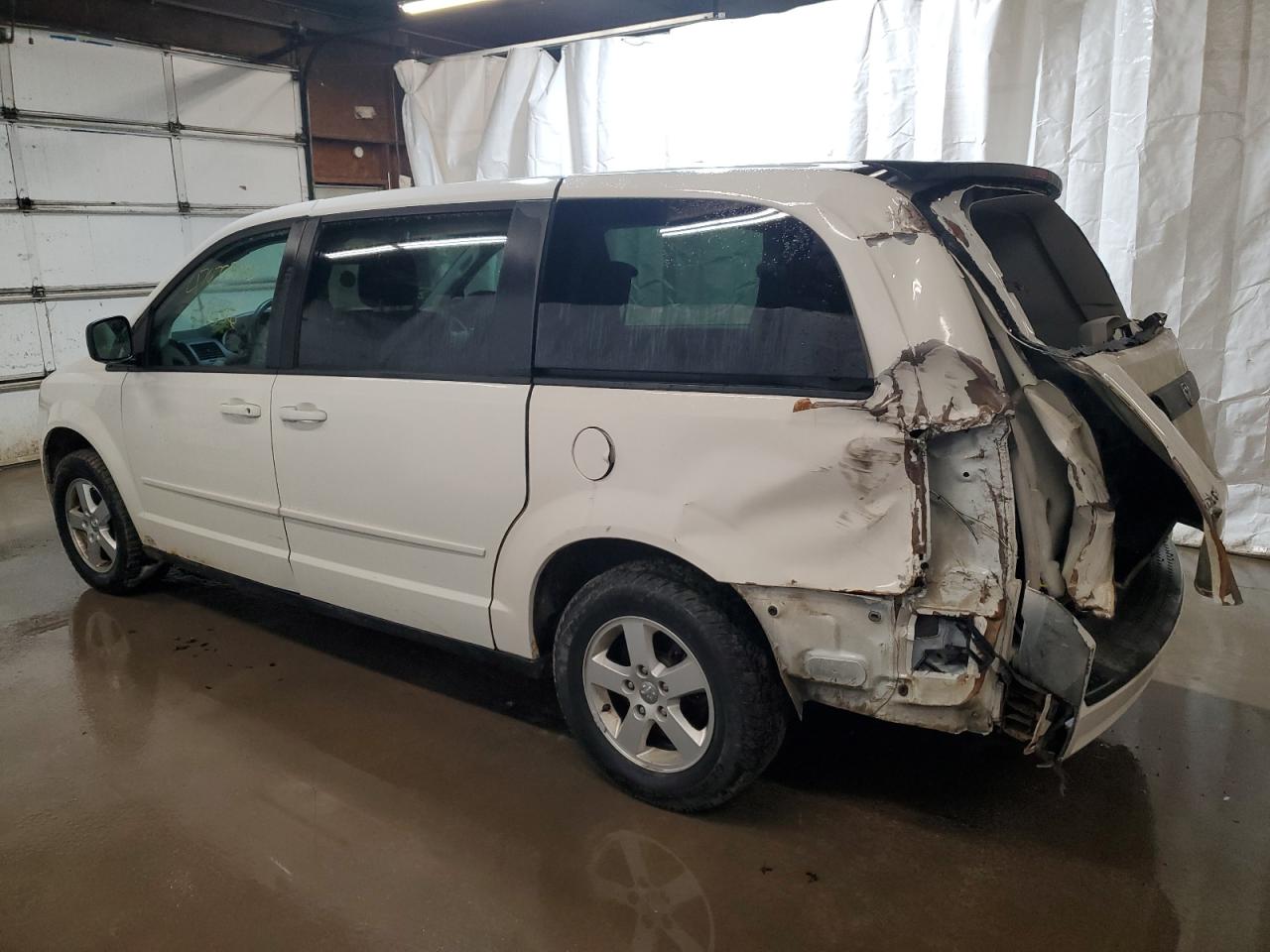 2010 Dodge Caravan - Image 2