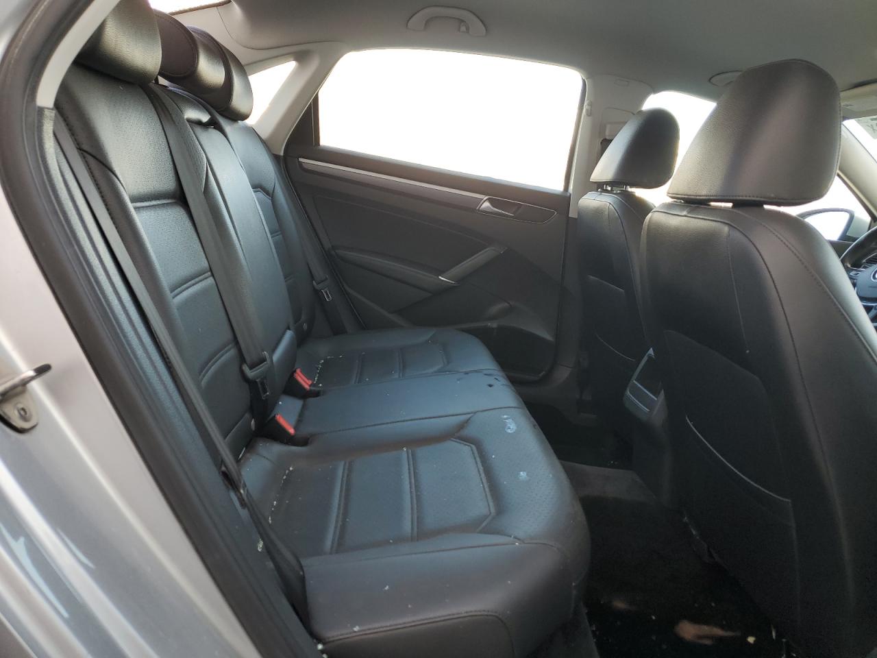 2018 Volkswagen Passat - Image 10