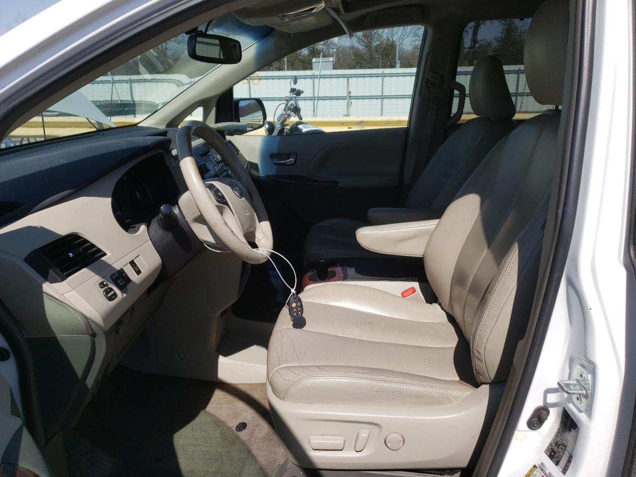 2014 Toyota Sienna - Image 7